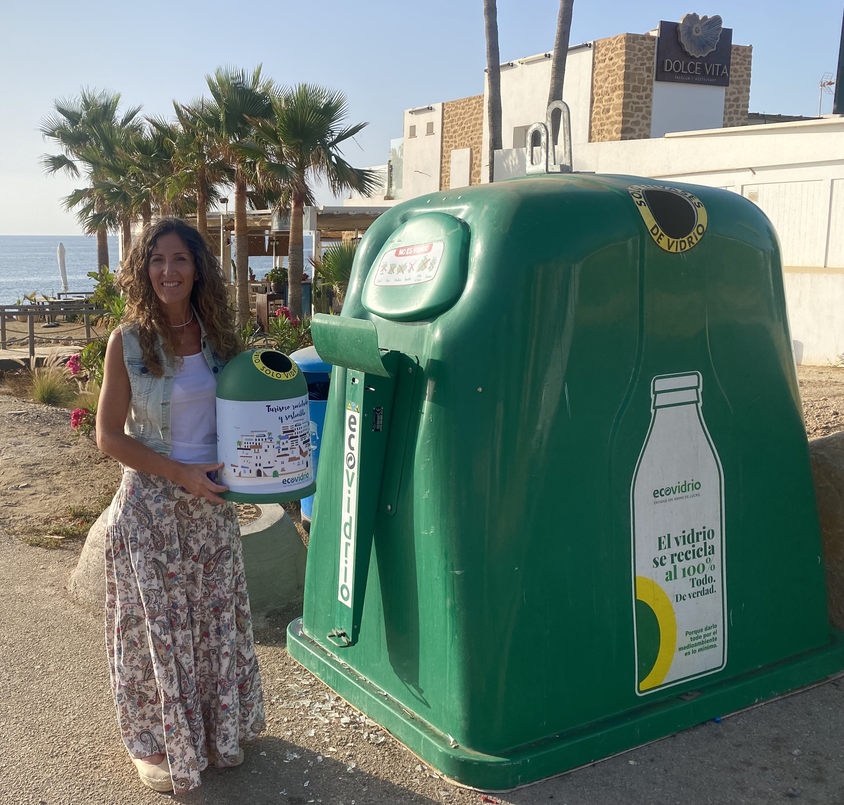 Mojácar ha reafirmado su compromiso con la sostenibilidad y el reciclaje, al unirse a la Campaña de Ecovidrio Banderas Verdes.